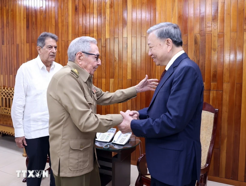 Le dirigeant vietnamien To Lam rencontre le leader de la révolution cubaine Raul Castro Ruz