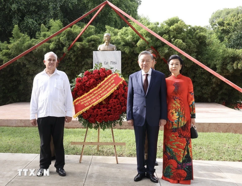 Le dirigeant Tô Lâm fleurit la statue monumentale du Président Hô Chi Minh à La Havane