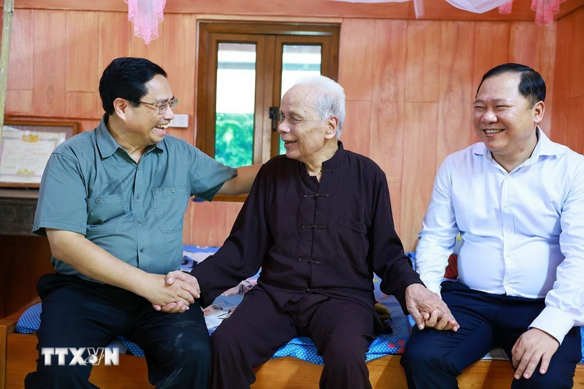 Le Premier ministre inspecte les activités visant à éliminer les taudis à Hoa Binh