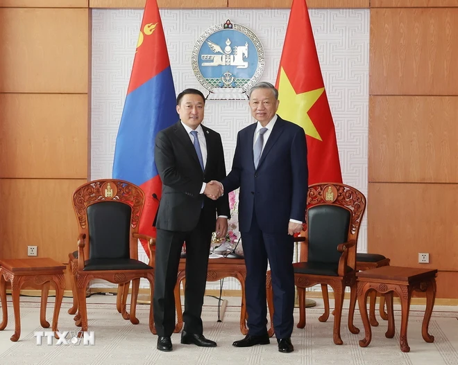 Entrevue entre le dirigeant To Lam et le président du Grand Khoural d État de la Mongolie