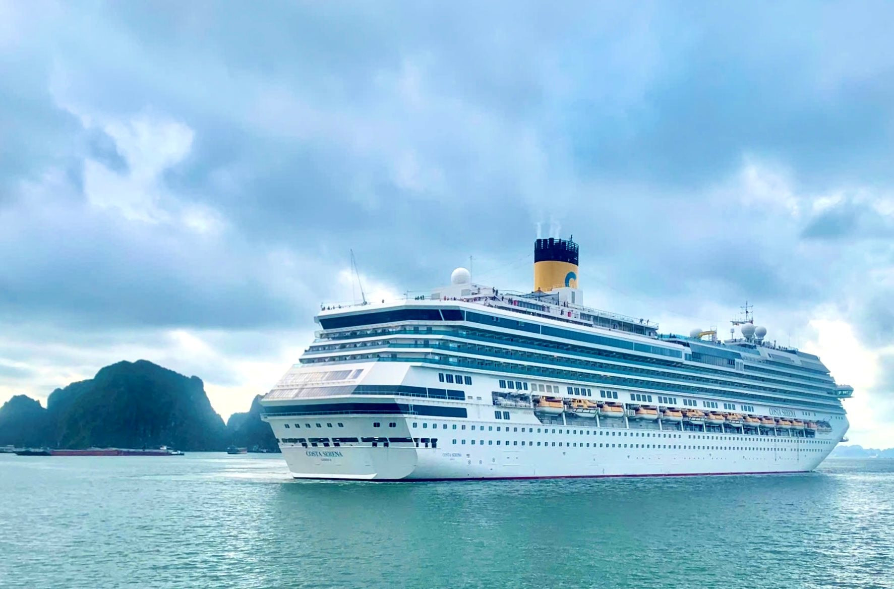 Le super paquebot Costa Serena amène près de 3 000 visiteurs internationaux à Ha Long