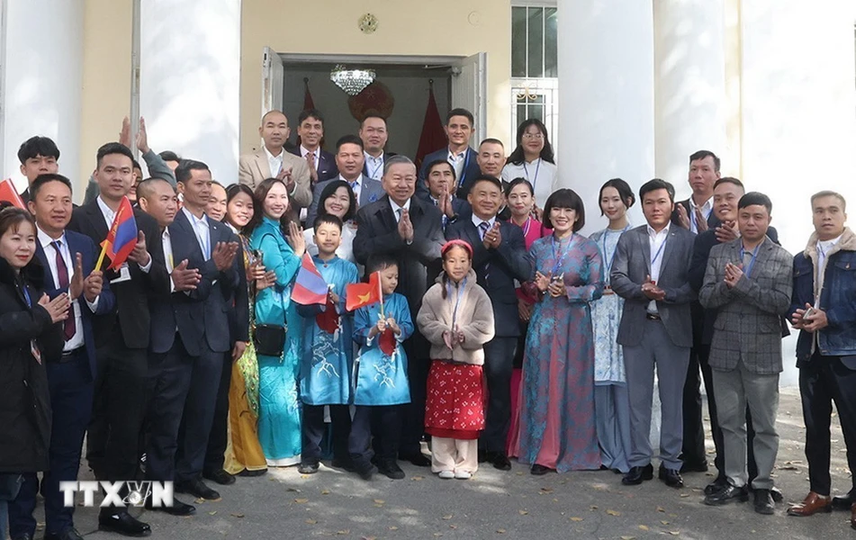 Le dirigeant To Lam visite l ambassade du Vietnam en Mongolie