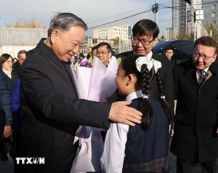 Le dirigeant Tô Lâm se rend à l’École Hô Chi Minh à Oulan-Bator