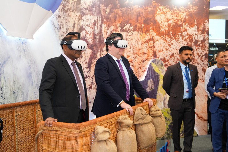 Une visite en réalité virtuelle de la grotte de Son Doong a impressionné les visiteurs d Innovate Vietnam 2024