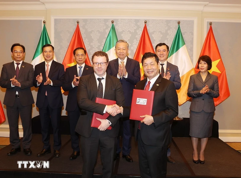 Le dirigeant Tô Lâm témoigne de l’échange des documents de coopération Vietnam-Irlande