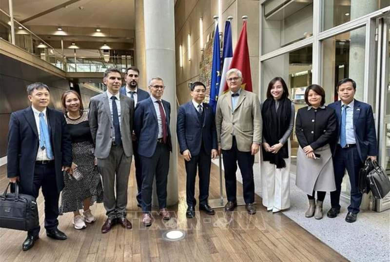 Le Vietnam et la France renforcent leur coopération dans le secteur des transports