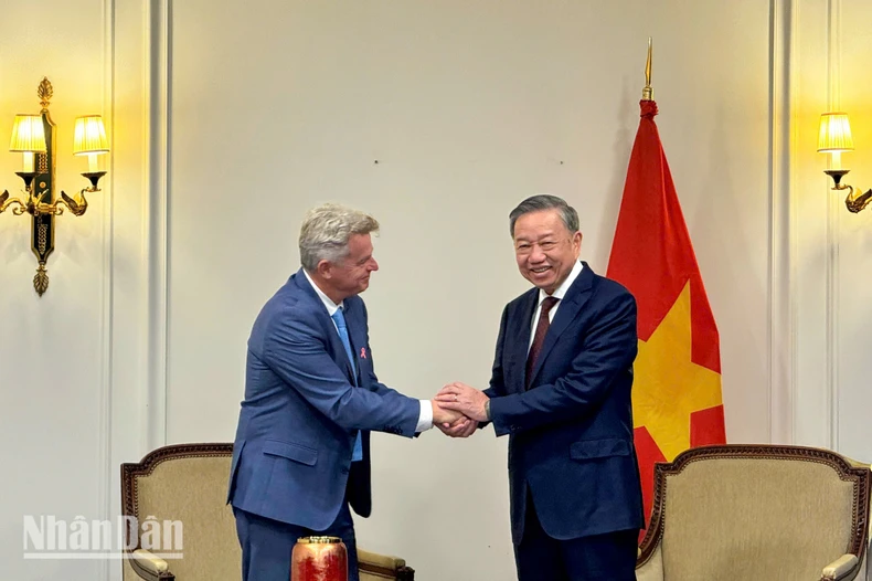 Le dirigeant To Lam rencontre le secrétaire national du Parti communiste français