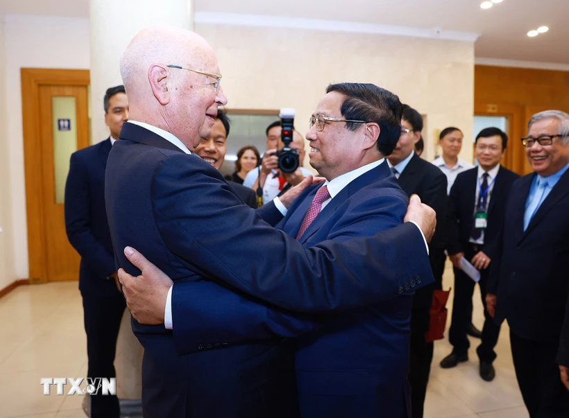 Le Premier ministre Pham Minh Chinh reçoit le professeur Klaus Schwab