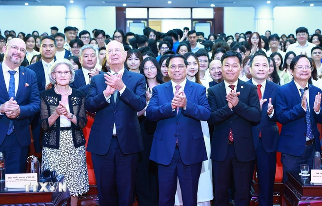 Le Premier ministre Pham Minh Chinh et le président du FEM rencontrent des jeunes vietnamiens