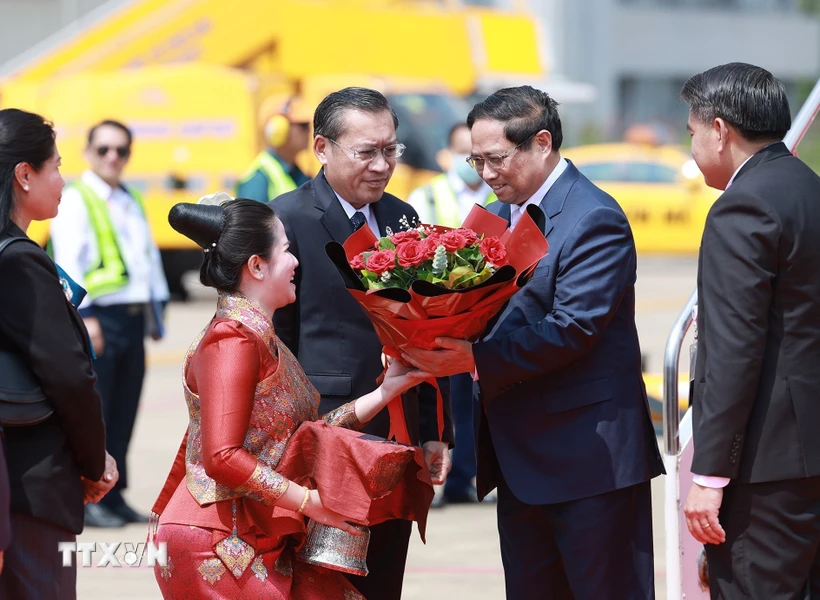 Le Premier ministre Pham Minh Chinh arrive à Vientiane pour assister aux 44e et 45e Sommets de l ASEAN