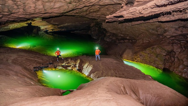 Un lac profond et glacial surprend dans le Parc national de Phong Nha - Ke Bàng