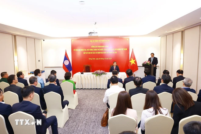 Le Premier ministre travaille avec les agences de représentation vietnamienne au Laos