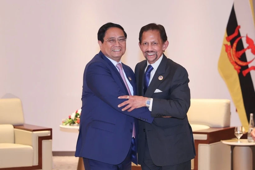 Entrevue entre le Premier ministre Pham Minh Chinh et le Sultan de Brunei au Laos