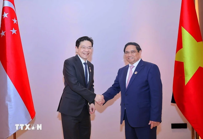 Entretien entre les PMs vietnamien et singapourien en marge des Sommets de l’ASEAN au Laos