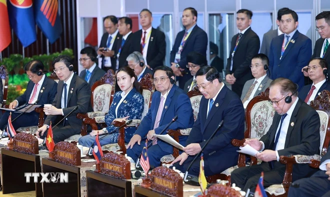 Les dirigeants de l ASEAN dialoguent avec les représentants des parlements, des jeunes et des entreprises du bloc