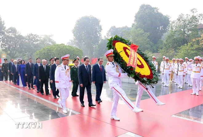 70 ans de libération de Hanoï des dirigeants rendent hommage au Président Hô Chi Minh