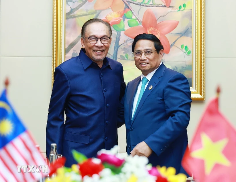 Le Premier ministre Pham Minh Chinh rencontre son homologue malaisien Anwar Ibrahim à Vientiane