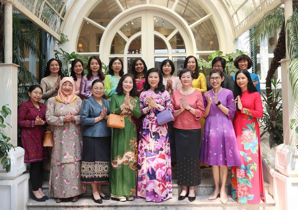 L épouse du dirigeant Tô Lâm rencontre le comité exécutif du Groupe AWCH