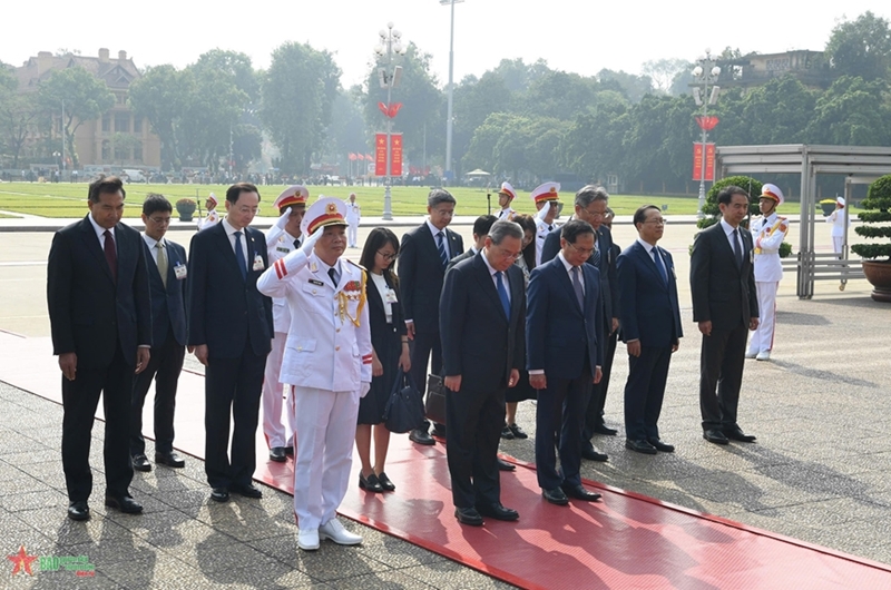 Le Premier ministre chinois rend hommage au Président Hô Chi Minh en son mausolée