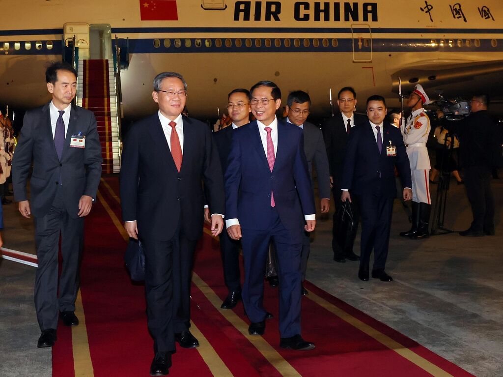 Le Premier ministre chinois Li Qiang arrive au Vietnam pour une visite officielle