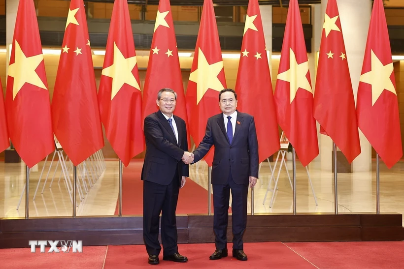 Le président de l AN du Vietnam rencontre le Premier ministre chinois Li Qiang
