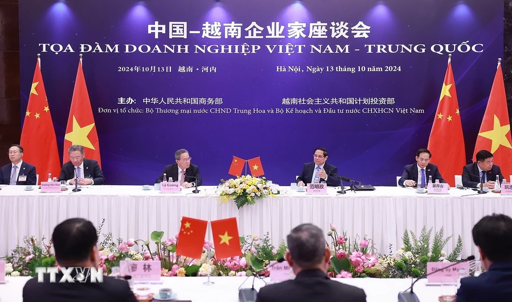 Les Premiers ministres vietnamien et chinois invitent les entreprises à renforcer leurs liens économiques