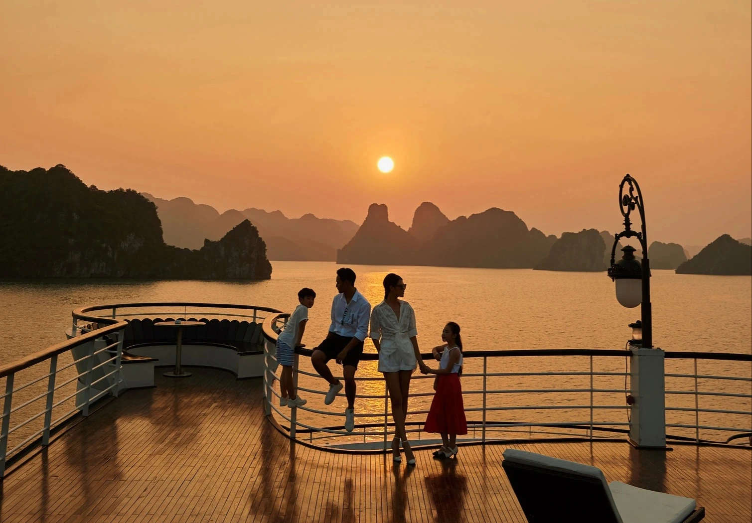 La baie d Ha Long prolongera les heures de visite jusqu à 20 heures à partir du 20 octobre