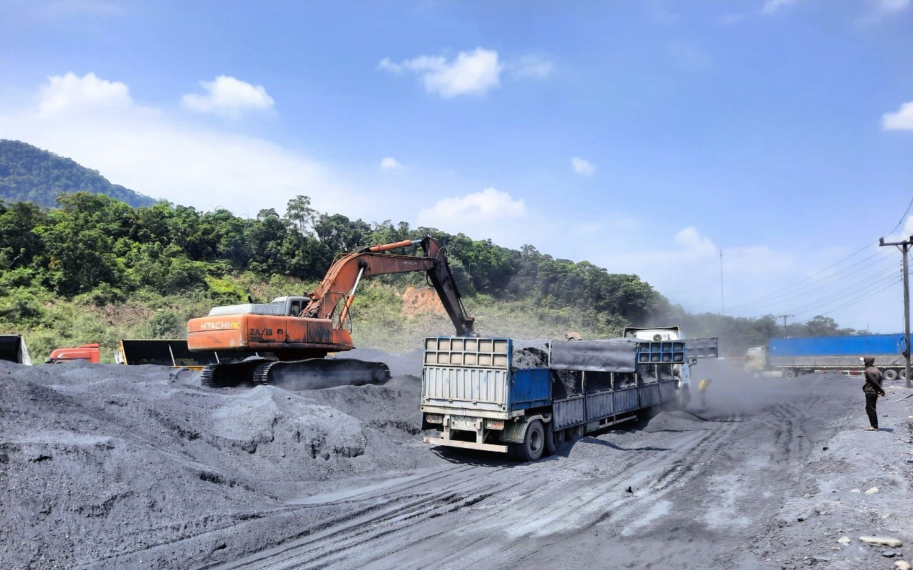 De nombreuses propositions d investissement pour le transport du charbon du Laos au Vietnam