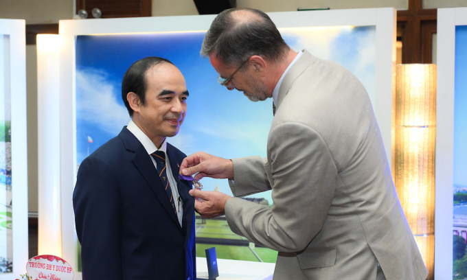 Le recteur de l Université de médecine de Hanoï décoré de l’Ordre français des Palmes académiques