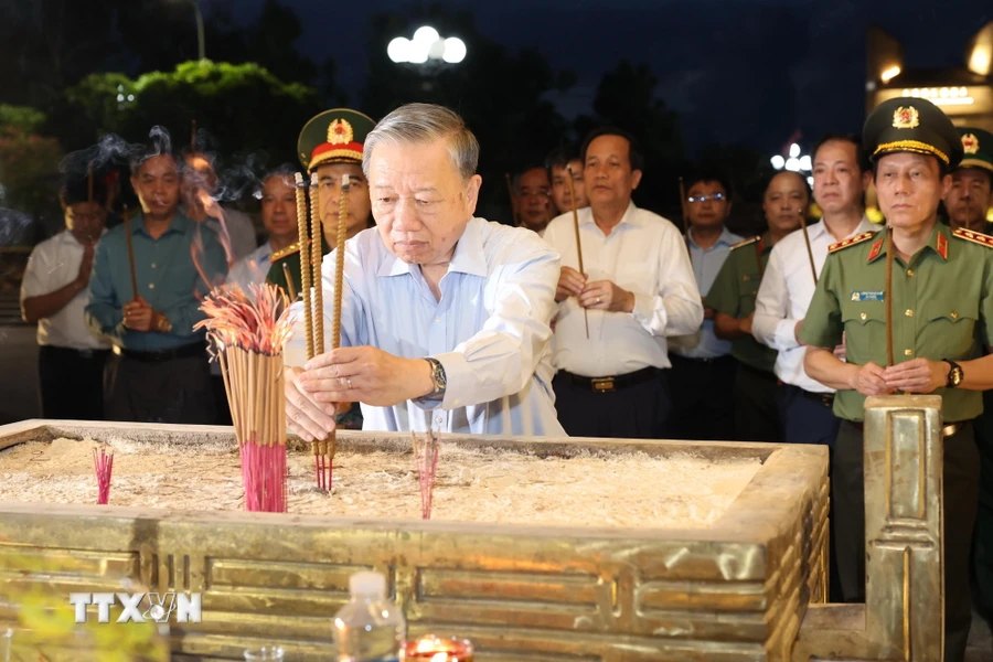 Le dirigeant Tô Lâm rend hommage aux héros morts pour la Patrie à Quang Tri