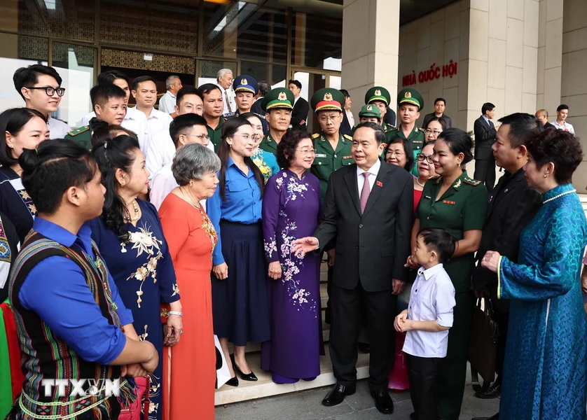 Le président de l AN Tran Thanh Man rencontre les lauréats du prix Vu A Dinh