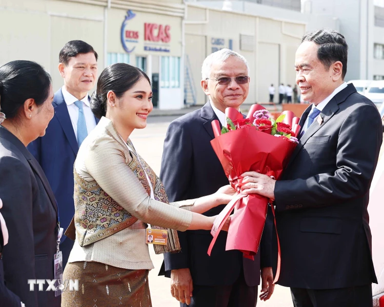 Le président de l AN Trân Thanh Mân effectue une visite officielle au Laos et participe à l’AIPA-45