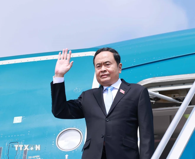 Le président de l AN Trân Thanh Mân part pour sa visite officielle au Laos et sa participation à l’AIPA-45