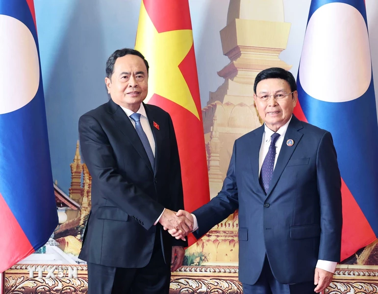 Entretien entre les présidents des Assemblées nationales du Vietnam et du Laos