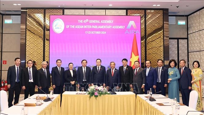 Le président de l AN souligne les échanges entre les peuples du Vietnam et du Laos