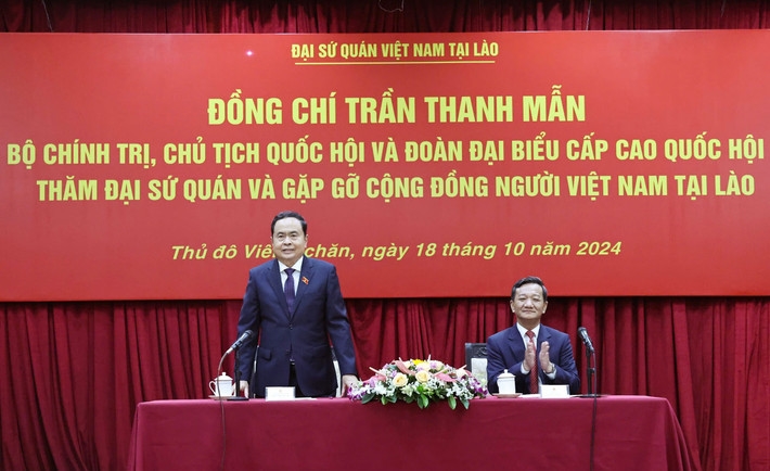 Le président de l AN rencontre des représentants de la communauté vietnamienne au Laos