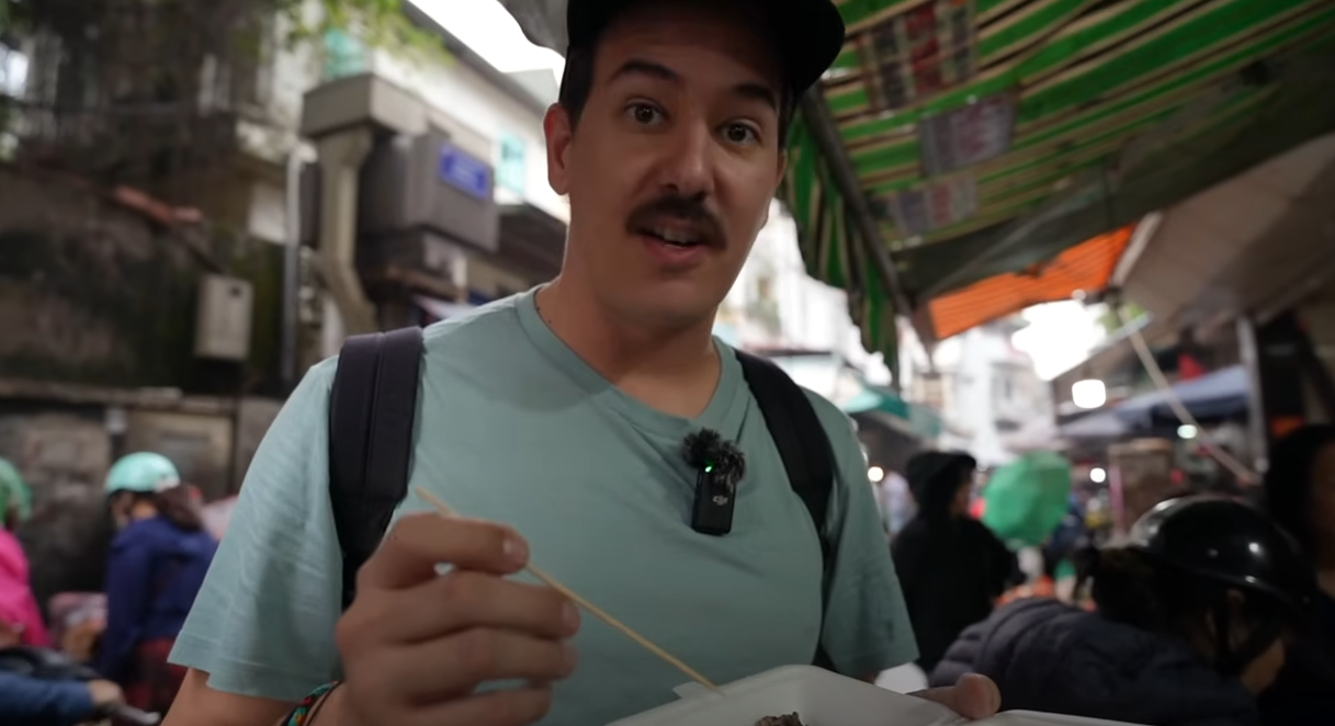 Un touriste américain s attaque aux plats de rue exotiques de Hanoï