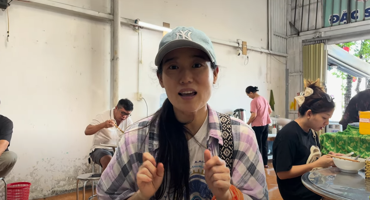 Des voyageurs sud-coréens découvrent la cuisine de Da Nang