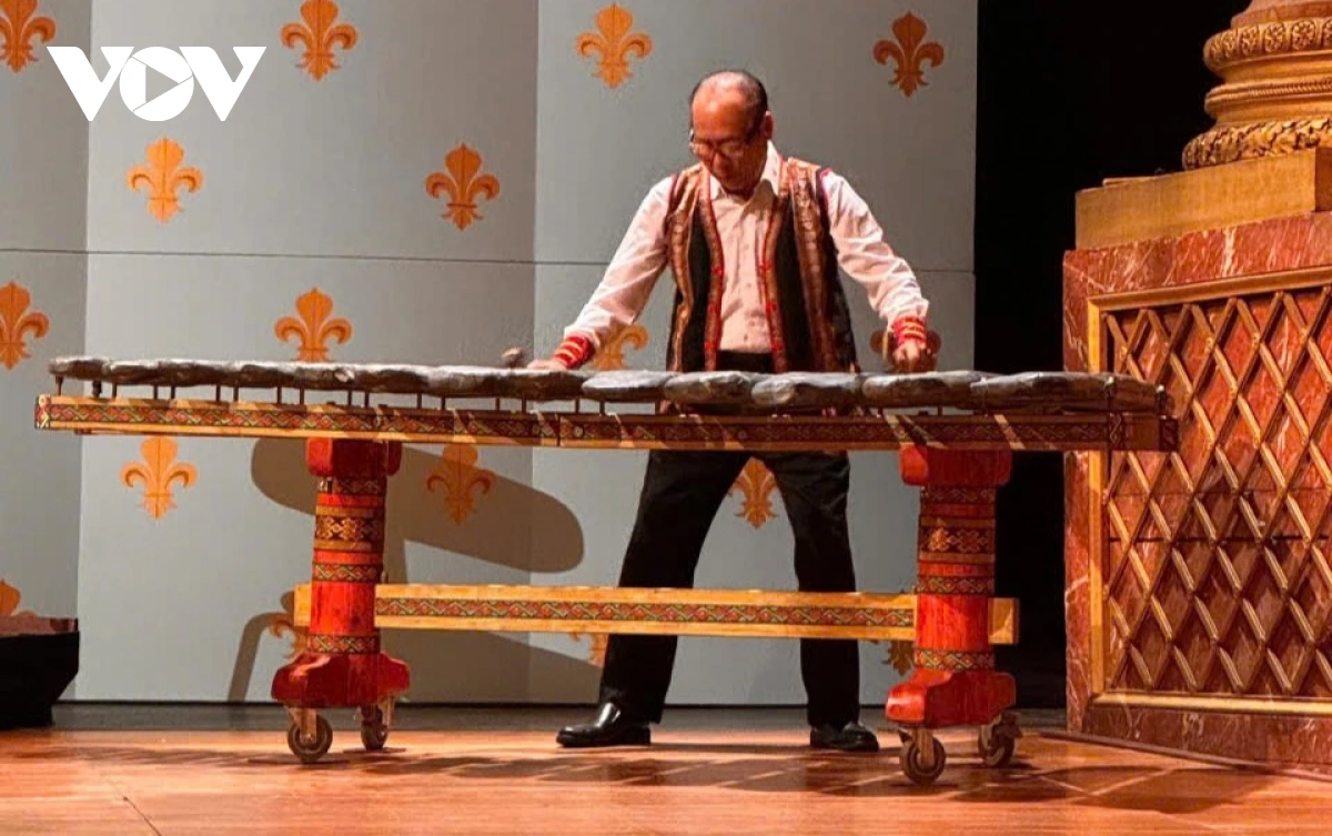 Le son du lithophone vietnamien résonne au château de Versailles en France