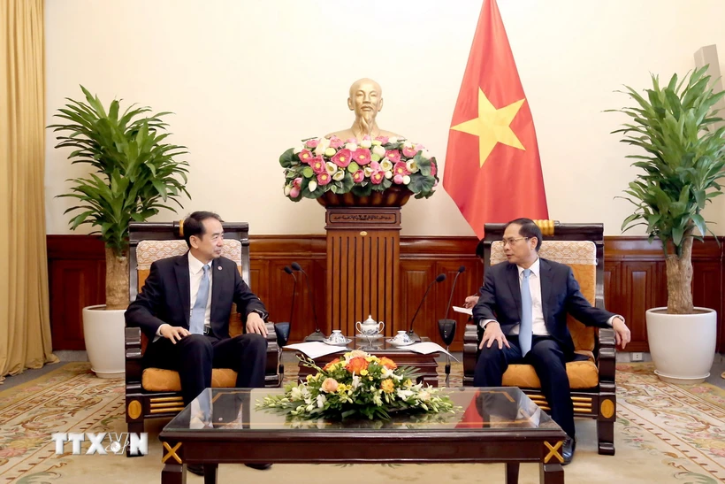 Le vice-Premier ministre et ministre des AE Bui Thanh Son reçoit le nouvel ambassadeur de Chine au Vietnam