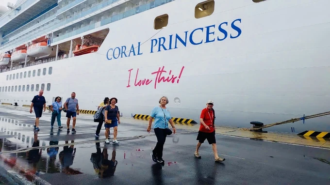 Un paquebot de 2 300 passagers accoste au port international de Cam Ranh