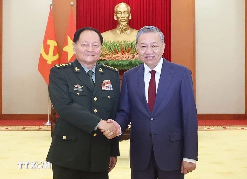 Le secrétaire général Tô Lâm reçoit le vice-président de la Commission militaire centrale de Chine