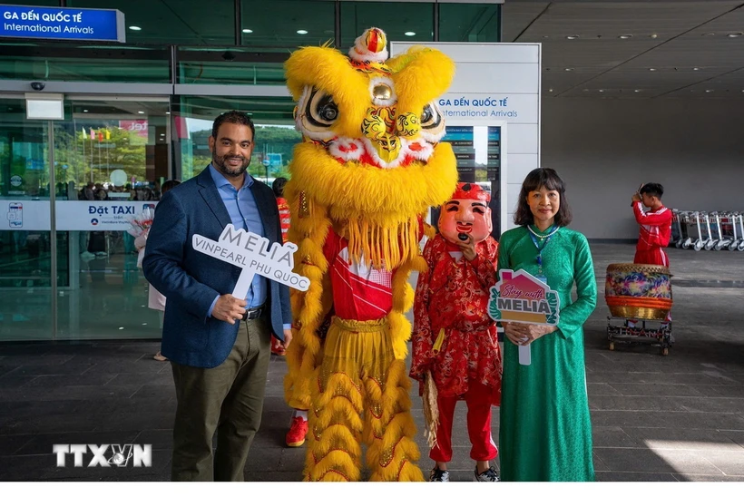 Le premier vol charter transporte 400 touristes tchèques à Phu Quôc