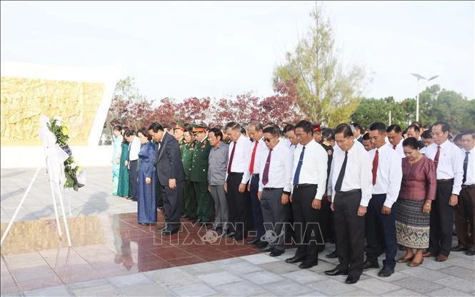 Célébration du 75e anniversaire de la Journée traditionnelle des soldats volontaires et experts vietnamiens au Laos