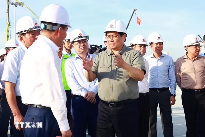 Le Premier ministre inspecte les ouvrages de Centre national des expositions et de pont Tu Lien