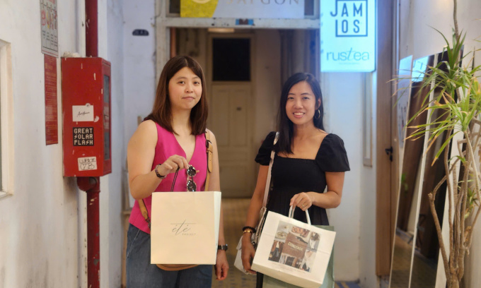 Des touristes étrangers faire du shopping à HCM-Ville est moins cher qu à Bangkok