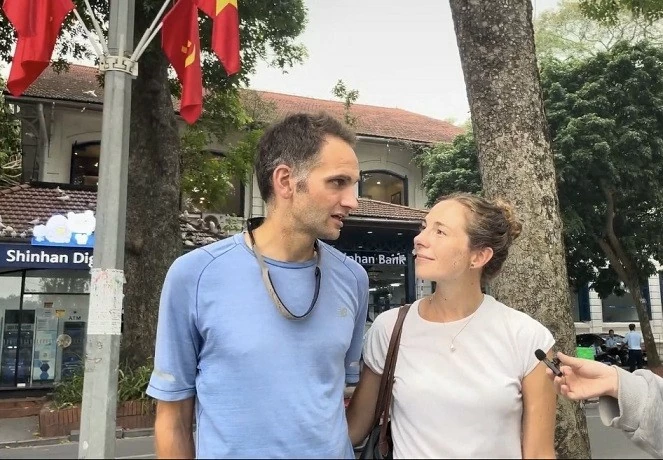 Les touristes étrangers aiment voyager en sac à dos à Hanoï