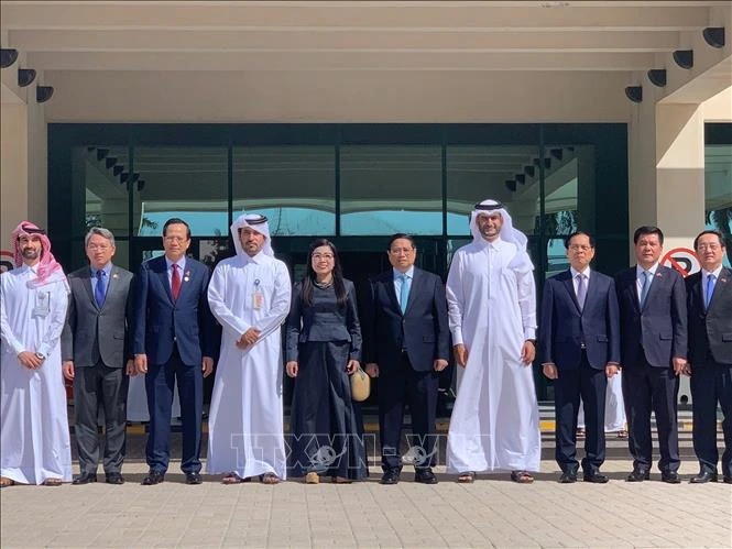 Le Premier ministre Pham Minh Chinh visite la zone industrielle de Ras Laffan, terminant sa visite au Qatar
