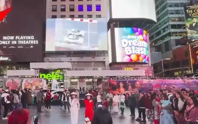 La danse vietnamienne enchante Times Square à New York