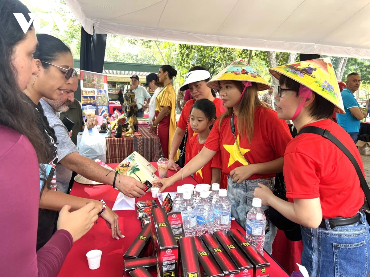 Les saveurs vietnamiennes font sensation au Bazar de l’ASEAN 2024 au Venezuela
